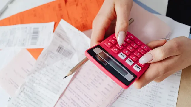 Como sair das dívidas: o plano em 5 passos que organiza sua vida